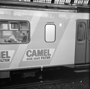 883135 Afbeelding van de blauwe, schuine reclamebanden met reclame voor Camel sigaretten op de zijwand van een ...